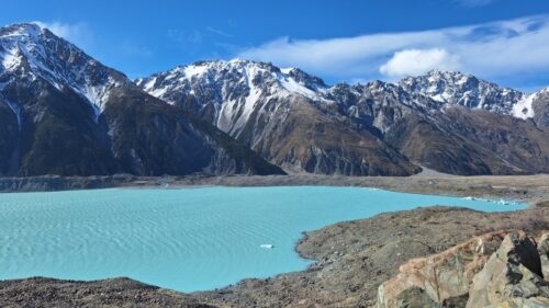 タスマン氷河湖見晴らし台では氷河湖の南側のタスマン氷河湖からの川の流れ出しまで見渡せる