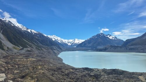 タスマン氷河湖見晴らし台から氷河湖の北側にタスマン氷河の末端が見晴らせる