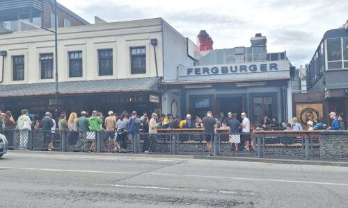 クイーンズタウンのファーグバーガー、ファーグベイカー前にはAM11:10でも行列が出来てます。26年1月1日撮影