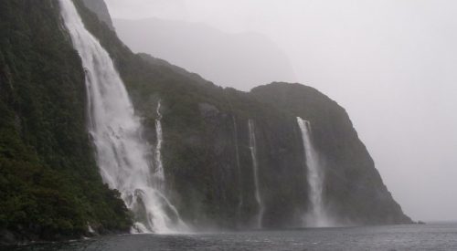 ミルフォードサウンド雨の日