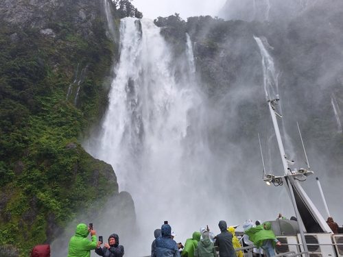 ミルフォードサウンドの遊覧クルーズで雨の日にはスターリングの滝も大瀑布になる