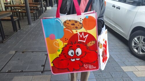 クイーンズタウンのクッキータイムバーで手に入るナイロン製ショッピングバッグ（赤）