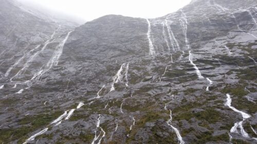 雨の日のクレダウ渓谷の岩壁には長い滝が無数にかかるます