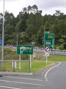 NZ有料道路への道路標識