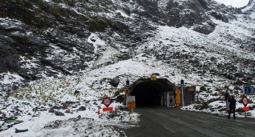 冬のミルフォードサウンドへの道路