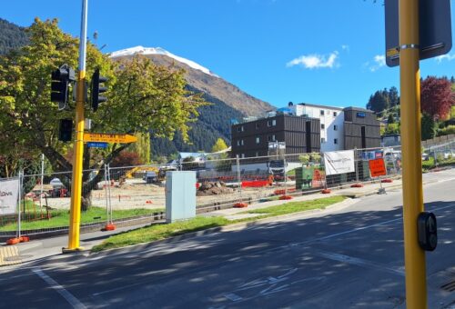 クイーンズタウンヒルへの方向が分かる標識