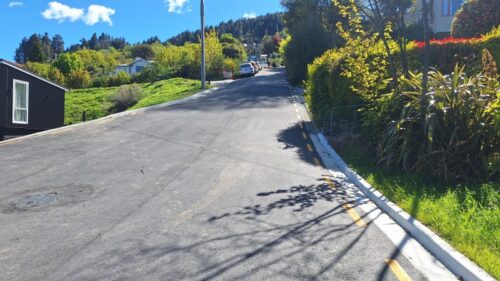 Malaghan St の一番下から見上げる登って行く坂道