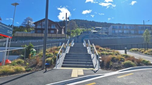 Ballarat St の突き当りにあるHenry St へ上る階段