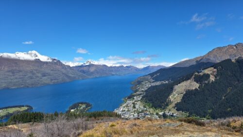 クイーンズタウンヒル頂上からクイーンンズタウンの町を見下ろす