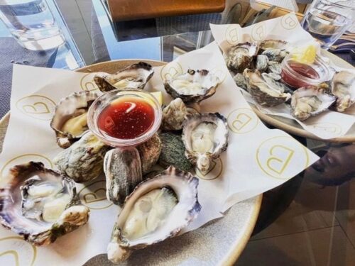 Boardwalk レストランのオイスター/Natural