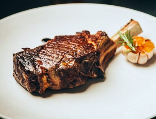 Botswana Butcheryレストランのリブ・アイ・オン・ザ・ボーン