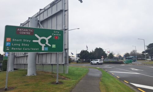 空港駐車場出るとすぐに出てくるロータリー交差点;Roundabout