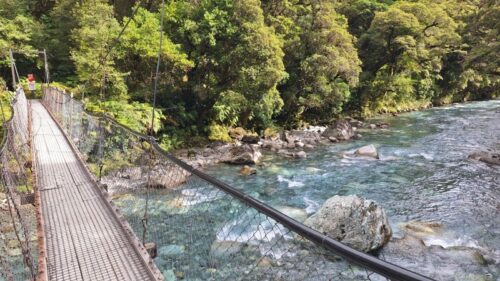 ホリフォードリバーに架かる吊り橋