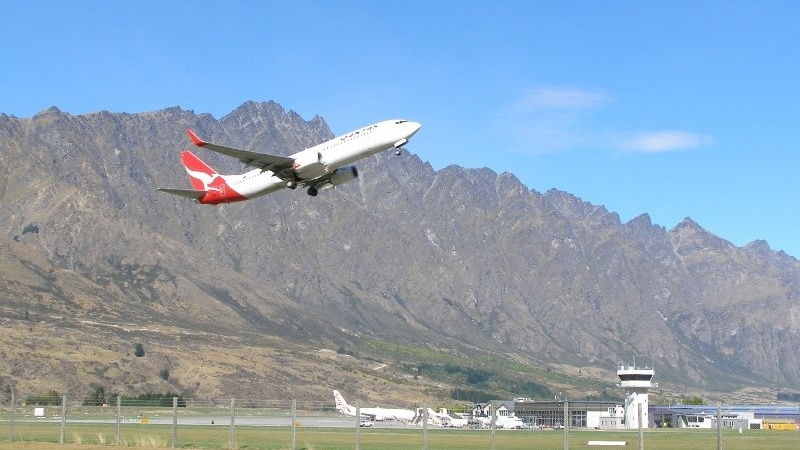 クイーンズタウン空港を離陸するカンタス航空機