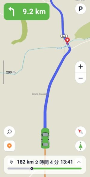Lindis River に架かる片側一車線の橋に近づいて来てます。