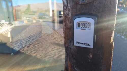 テカポのホリデーホームのカギが収められているキーボックス。玄関口などに見つかるでしょう。