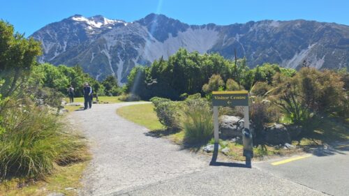 ビジターセンターへの歩道の案内表示