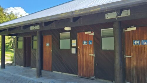 パブリックシェルターの裏側に公衆トイレがある