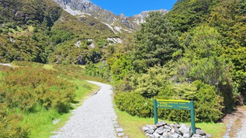 レッドターントラックの入口への道しるべ