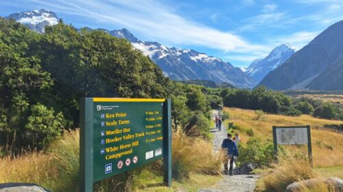 ケアポイントへのハーミテージホテル前のトラック入り口26'3月16日