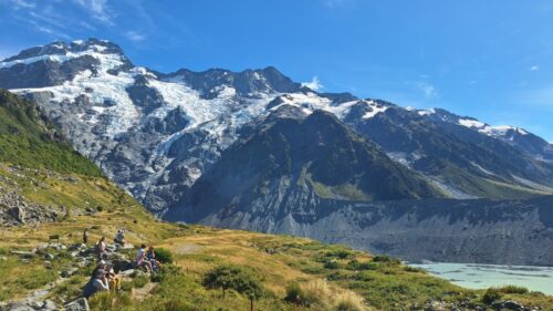 ケアポイントから迫りくるようなマウントセフトンの氷壁を見上げる 26'3月16日