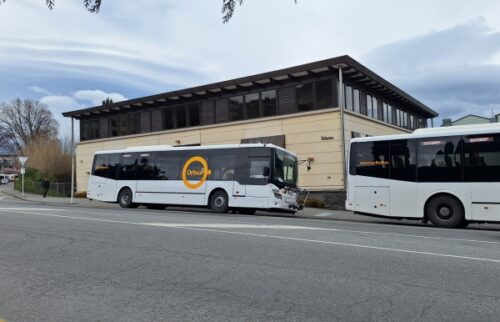 アロータウン行Orbus 4番路線バスクイーンズタウンのStanley St Courthouse 前停留所 