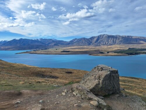 2025年5月17日撮影映画’楓’のポスターにテカポのマウントジョンの頂上近くにあるインスタグラムスポット