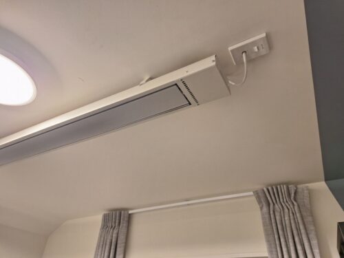 テカポハカハウスの天井にあるパネルヒーター