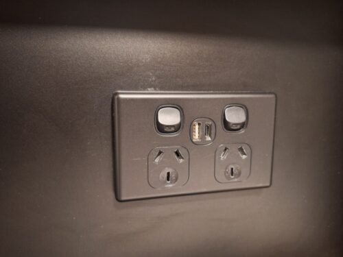 テカポハカハウスのベッドヘッドにあるUSBジャック