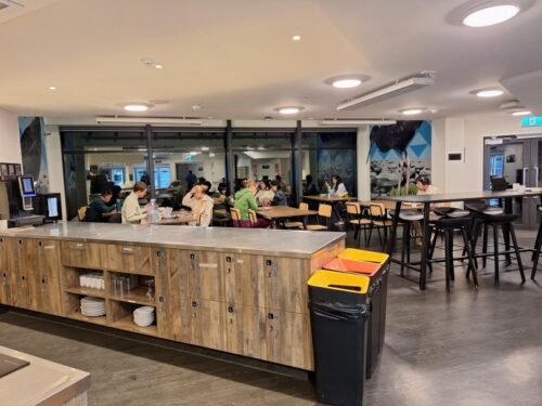 テカポハカハウス共有ダイニングスペース