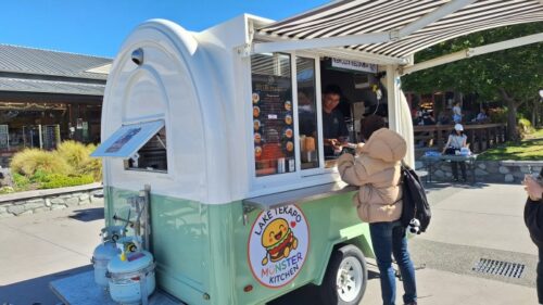 テカポのフライド・チキン・バーガー・フードトラックのMonster Kitchen Burger