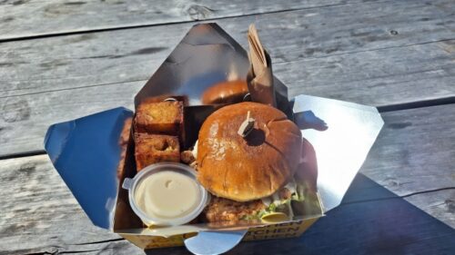 Monster Kitchen Burgerのバターミルク・フライド・チキン・バーガーとガーリック＆チャイブ・ポテトバイツ