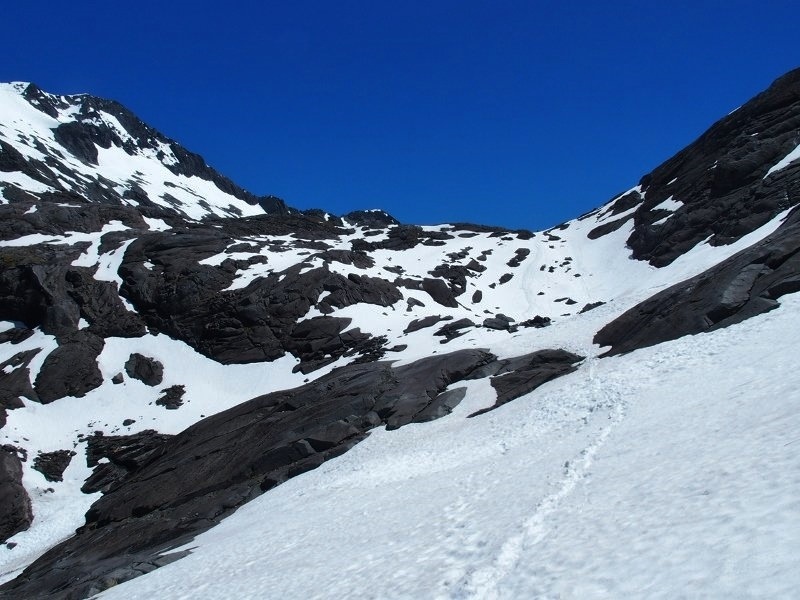 12月雪崩の残雪が溜まるゲートルードサドルへの最後の谷間