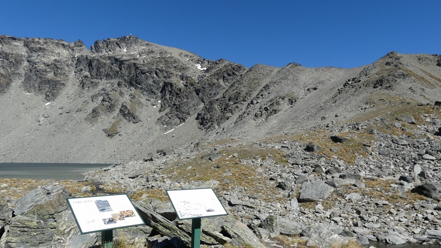 レイクアルタから右側の山肌と電波塔の頂上