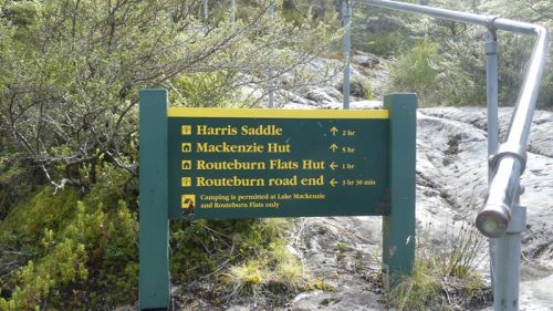 ルートバーンフォールスハットをハリスサドル目指し出発