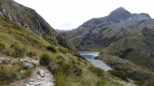 レイクハリスを見下ろす崖っぷちのトラック