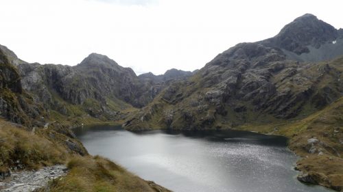 レイクハリスを見下ろす崖っぷちのトラック