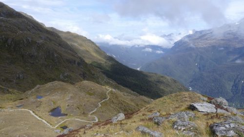 コニカルヒルからホリフォード渓谷、レイクマッケンジー方面の景観