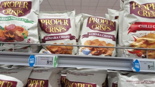 スーパーマーケットでポテトチップスの棚の中に見つけることが出来るProper Crisps社のKumara Crisps