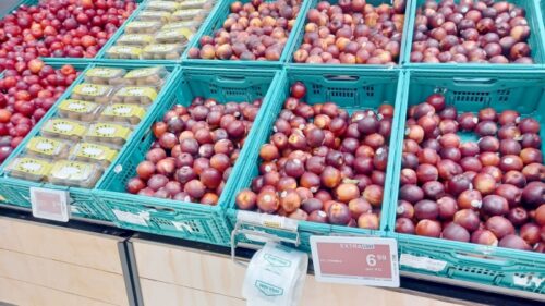 スーパーマーケットで安売りされているネクタリン 