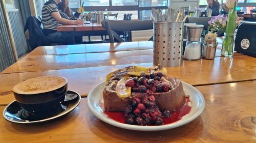 テカポのGreedy Cowカフェフレンチトーストとチャイラテ