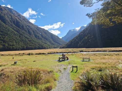 ルートバーンフラットハット 正面の河原と景観