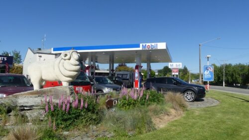 オマラマのメリノ羊像とガソリンスタンド