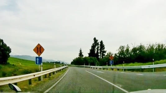 片側1車線の橋手前にある優先順位が分かる道路標識