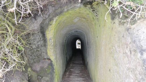 トンネルビーチのトンネル内擦れ違うことは無理な狭さ