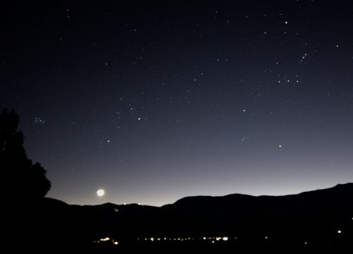 左端のまとまった星団がマタリキ。