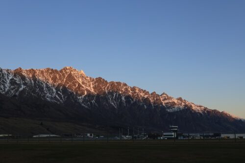 夕日に映えるクイーンズタウンリマーカブル山脈6月21日PM17時撮影