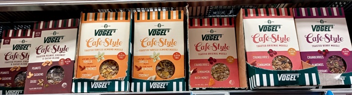スーパーマーケットの棚に並ぶVogel'sのCafe Styleミューズリー商品