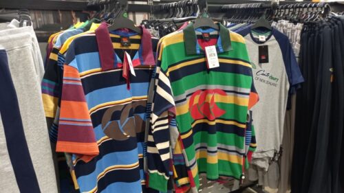 クライストチャーチ市内のRebel Sports で販売されているカンタベリー社のアグリージャージ。半袖、長袖、アグリーTシャツやラグビーパンツもある