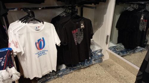 クイーンズタウンのラグビープラネットでもハカTシャツが販売されていた
